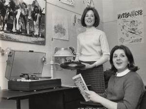 1971届的女学生们在全球十大网赌正规平台的宿舍里.